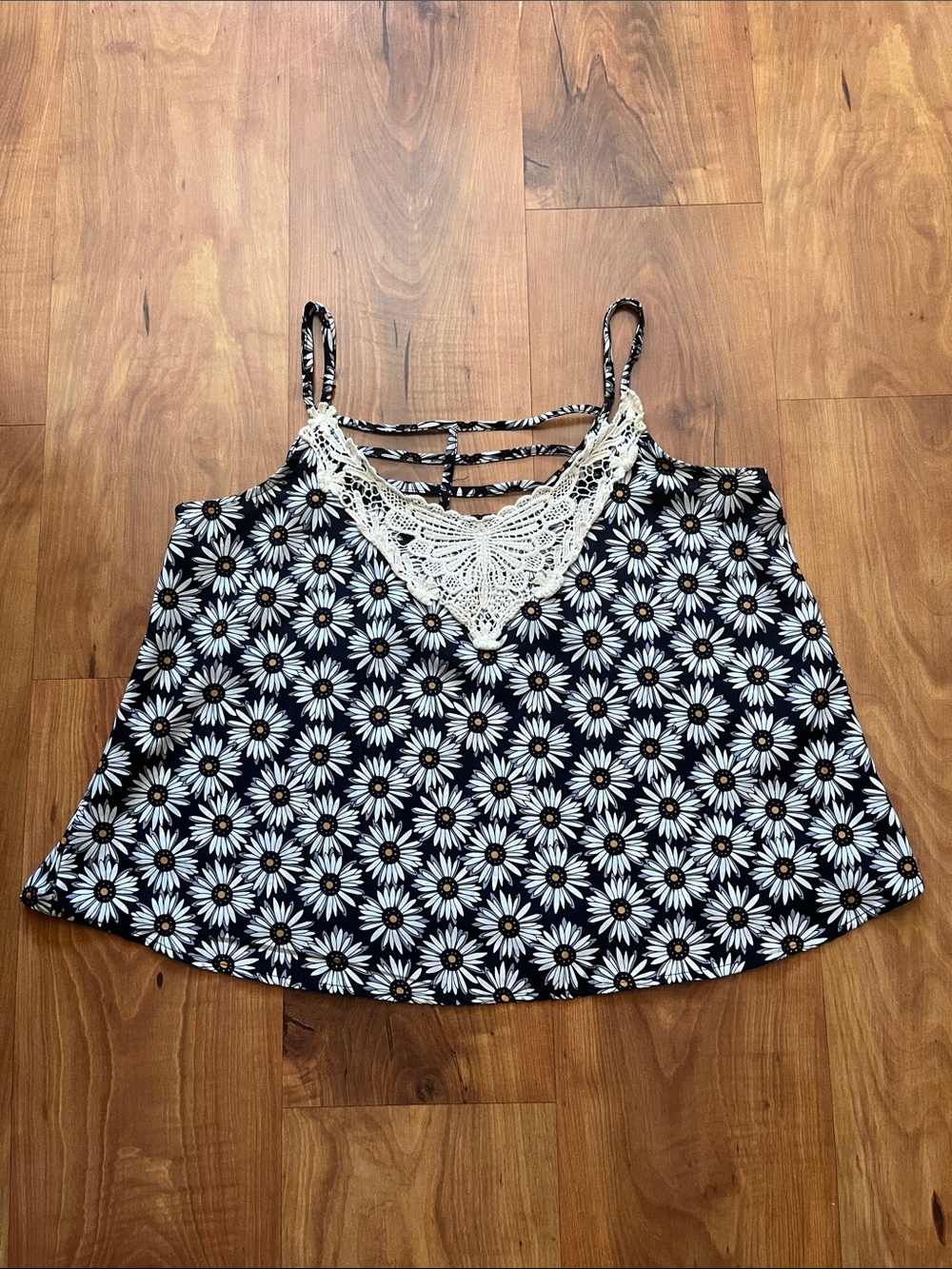 Crochet-Trim Daisy Print Cami Top - Black/White